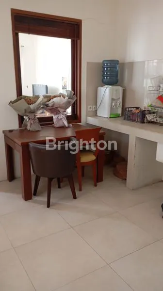 image RUMAH SIAP HUNI DI NGINDEN TIMUR, PARKIR LUAS (4)