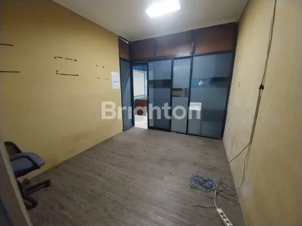image DIJUAL RUKO JEMURSARI COCOK UNTUK KANTOR, DEKAT RAYA A. YANI, DEKAT KAMPUS PETRA  (4)