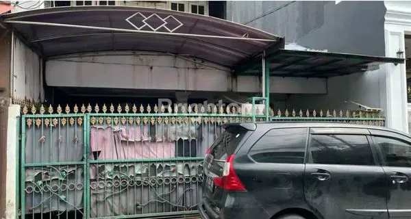 image DIJUAL RUMAH – KEBAYORAN LAMA  COCOK UNTUK USAHA KONFEKSI / TEMPAT TINGGAL LOKASI STRATEGIS, LINGKUNGAN NYAMAN, AKSES MUDAH KE PUSAT KOTA JAKARTA. (1)