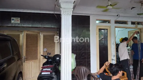 image DIJUAL RUMAH – KEBAYORAN LAMA  COCOK UNTUK USAHA KONFEKSI / TEMPAT TINGGAL LOKASI STRATEGIS, LINGKUNGAN NYAMAN, AKSES MUDAH KE PUSAT KOTA JAKARTA. (7)