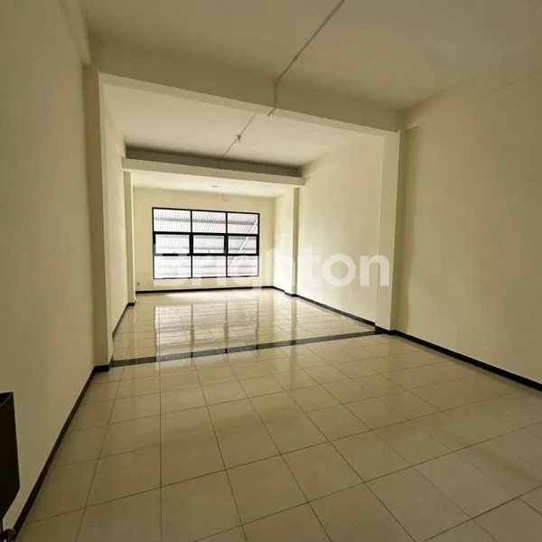 image DISEWAKAN GEDUNG 3 LANTAI COCOK BUAT PERKANTORAN DAN ANEKA USAHA (1)