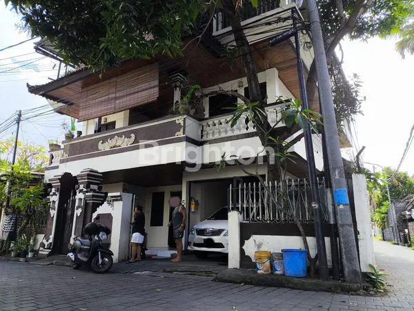 image RUMAH SEMI VILLA 3 LANTAI STRATEGIS DI KUTA DEKAT BANDARA (7)