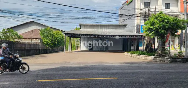 image TANAH PLUS BANGUNAN DILOKASI STRATEGIS DIPINGGIR JALAN RAYA UTAMA COCOK UNTUK TEMPAT USAHA,TEMPAT MAKAN DAN GUDANG DIAREA DENPASAR UTARA  (4)