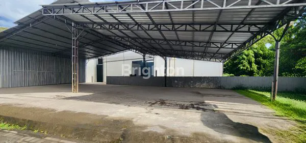 image TANAH PLUS BANGUNAN DILOKASI STRATEGIS DIPINGGIR JALAN RAYA UTAMA COCOK UNTUK TEMPAT USAHA,TEMPAT MAKAN DAN GUDANG DIAREA DENPASAR UTARA  (2)