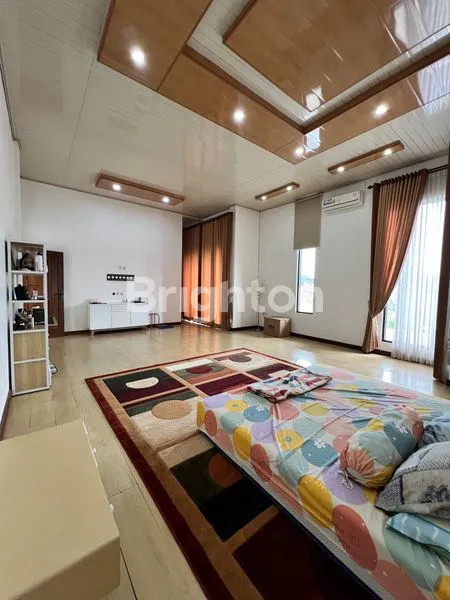 image RUMAH MEWAH SIAP HUNI 2 LANTAI DI BATU (8)