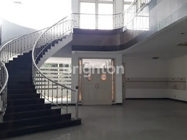 image DISEWAKAN RUMAH KOMERSIAL STRATEGIS DI JALAN IMAM BONJOL, TEGALSARI, SURABAYA (7)