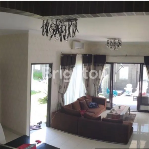 image RUMAH MEWAH DENGAN KOLAM RENANG (2)