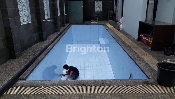 image RUMAH MEWAH DENGAN KOLAM RENANG (5)
