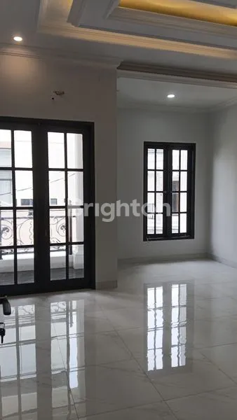 image RUMAH MEWAH NEO-KLASIK 3 LANTAI DI SEIKA RESIDENCE | AREA BERKEMBANG | AKSES STRATEGIS | BONUS KITCHEN SET PREMIUM (3)