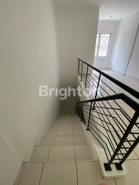 image DISEWAKAN RUKO RAPIH SIAP PAKAI DI COMMPPARK KOTA WISATA – COCOK KANTOR, KLINIK & RETAIL (7)