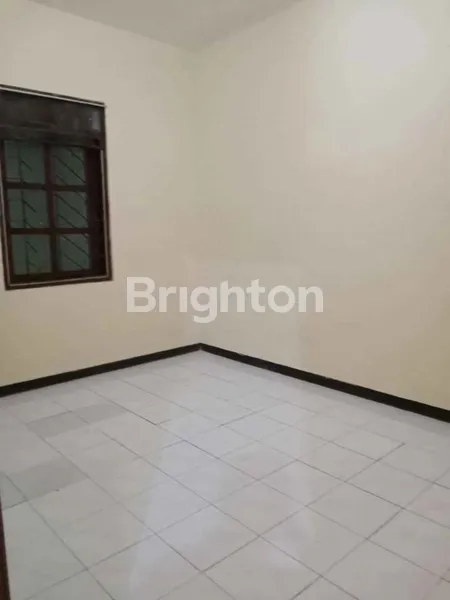 image JUAL CEPAT RUMAH 2 LANTAI SIAP HUNI DI SEMOLOWARU INDAH (3)