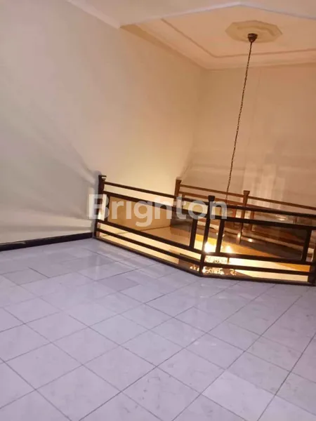 image JUAL CEPAT RUMAH 2 LANTAI SIAP HUNI DI SEMOLOWARU INDAH (4)