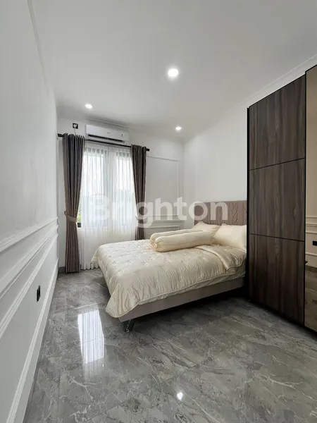 image RUMAH 2 LANTAI BERGAYA MODERN CLASSIC KEMANG PRATAMA BEKASI (7)