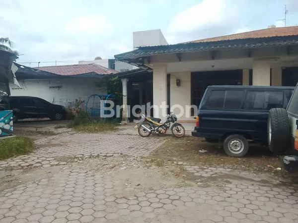 image TANAH LUAS 1867M² DENGAN RUMAH SEMI-FURNISHED, DEKAT GATOT SUBROTO (1)