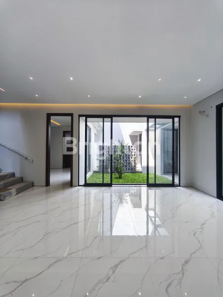 image RUMAH SIAP HUNI, DESAIN MODERN DI CITRALAND SURABAYA (7)