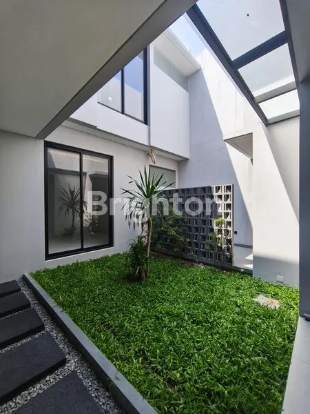 image RUMAH SIAP HUNI, DESAIN MODERN DI CITRALAND SURABAYA (4)