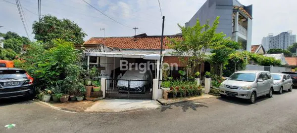 image DIJUAL RUMAH TUA DI HOOK DIHITUNG TANAH, COCOK UNTUK DIBANGUN RUMAH KOS DI PEJOMPONGAN, BENDUNGAN HILIR, JAKARTA PUSAT (2)