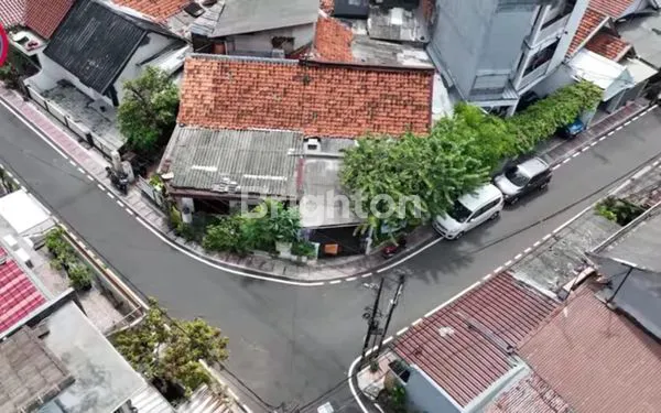 image DIJUAL RUMAH TUA DI HOOK DIHITUNG TANAH, COCOK UNTUK DIBANGUN RUMAH KOS DI PEJOMPONGAN, BENDUNGAN HILIR, JAKARTA PUSAT (3)