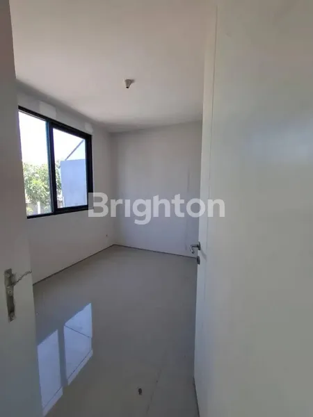 image RUMAH 3 LANTAI ROYAL RESIDENCE (7)