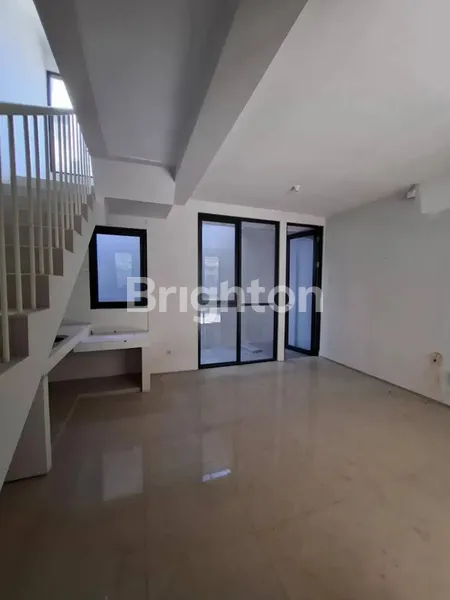 image RUMAH 3 LANTAI ROYAL RESIDENCE (2)