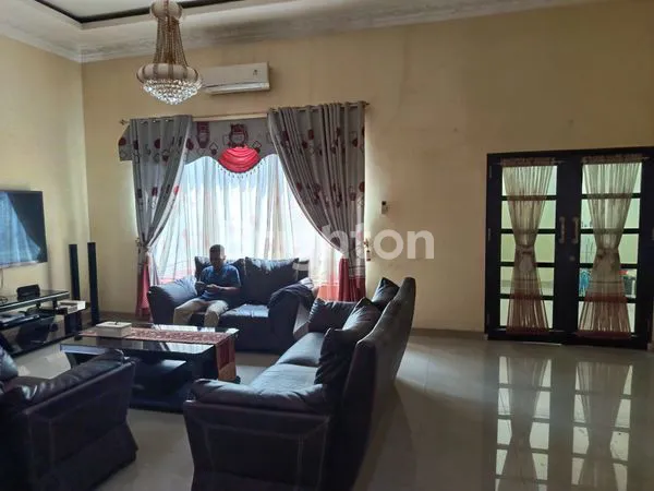 image RUMAH CANTIK DAN ELEGAN DI LOKASI YANG ASRI SIAP HUNI (3)