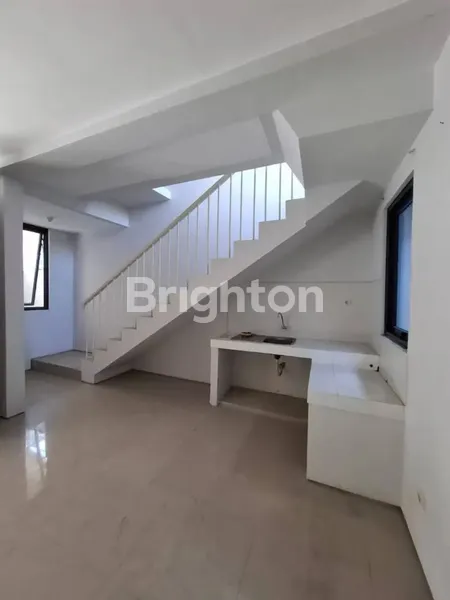 image RUMAH 3 LANTAI ROYAL RESIDENCE (3)