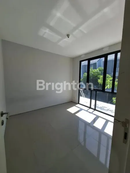 image RUMAH 3 LANTAI ROYAL RESIDENCE (5)