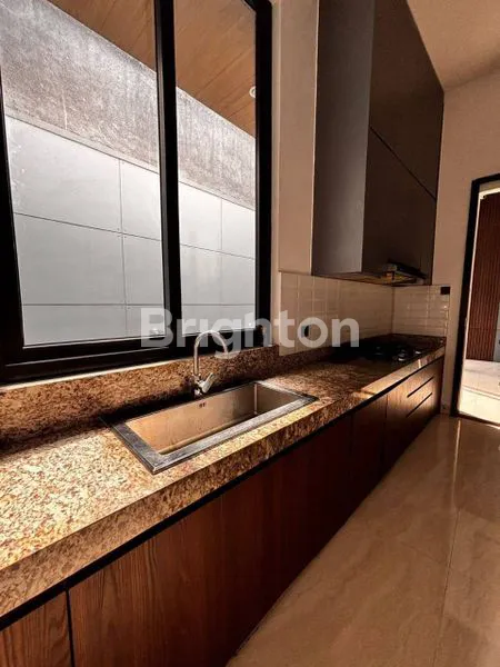 image RUMAH MEWAH 2 LANTAI DI KEBON JERUK, LT 183M² (3)