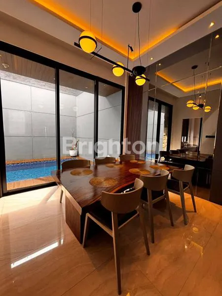 image RUMAH MEWAH 2 LANTAI DI KEBON JERUK, LT 183M² (2)