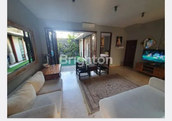 image DI SEWAKAN / DI JUAL RUMAH MINIMALIS DENGAN KOLAM RENANG FULL FURNISH DI RENON (1)