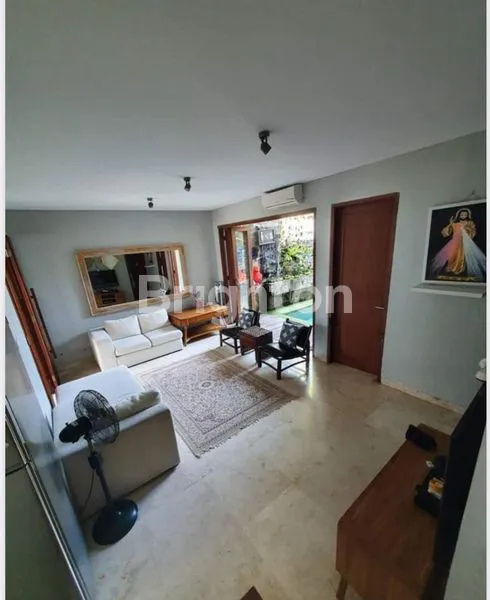image DI SEWAKAN / DI JUAL RUMAH MINIMALIS DENGAN KOLAM RENANG FULL FURNISH DI RENON (4)