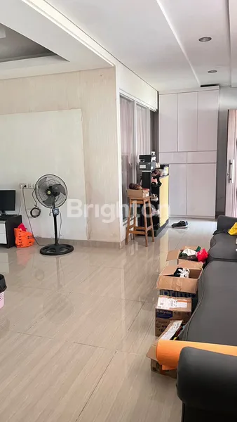 image RUMAH 2.5 LANTAI LT 123 / LB 170, HADAP BARAT, SIAP HUNI! DI PANCORAN MAS, DEPOK (2)