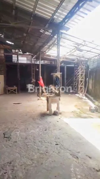 image GUDANG COCOK BUAT WORKSHOP MERUYA UTARA KEC. KEMBANGAN JAKARTA BARAT LUAS TANAH 300 M2 HADAP TIMUR ROW JALAN BISA KONTAINER MINL SEWA 2 TAHUN (3)