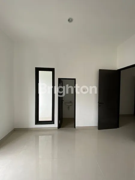 image RUMAH NIRWANA EKSEKUTIF BLOK FAVORIT, ROW JALAN LEBAR, BARU GRESS MINIMALIS, SELANGKAH RAYA MERR (8)