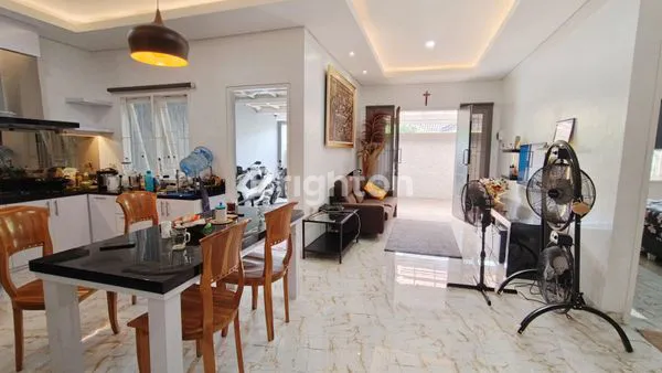 image RUMAH CANTIK SIAP HUNI – TAMAN MULIA, JIMBARAN LOKASI STRATEGIS, LINGKUNGAN NYAMAN, DAN KONDISI RUMAH SANGAT TERAWAT! COCOK UNTUK KELUARGA MAUPUN INVESTASI. (1)