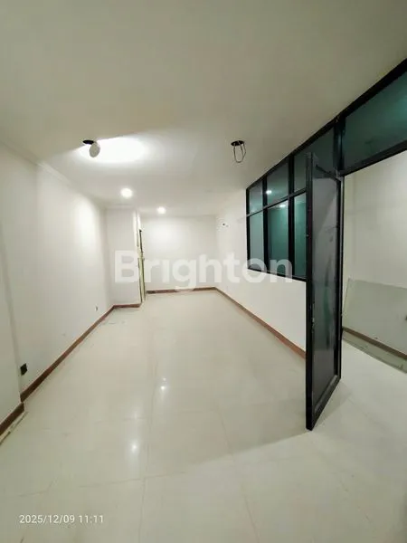 image BARU RENOVASI RUKO 4,5 LANTAI PINGGIR JALAN RAYA DAERAH KEBON JERUK (1)