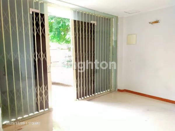 image BARU RENOVASI RUKO 4,5 LANTAI PINGGIR JALAN RAYA DAERAH KEBON JERUK (2)