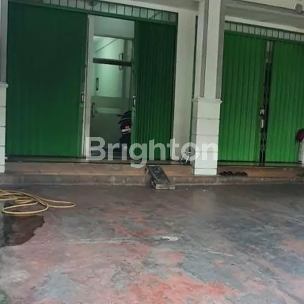 image RUKO GANDENG DI PINGGIR JALAN RAYA. 3 LANTAI DI MERUYA SELATAN, KEMBANGAN, JAKARTA BARAT. LEBAR 9.5 METER. GARASI 4 MOBIL. ROW JALAN 2 MOBIL. (1)