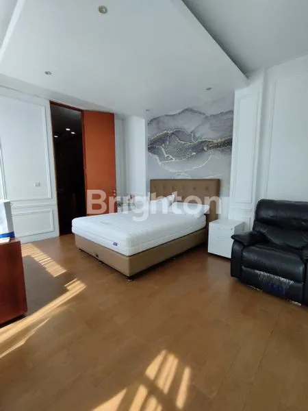 image DI SEWAKAN RUMAH MEWAH FULL FURNISHED KEMANG TIMUR, 3 KAMAR + POOL & KEAMANAN 24 JAM (4)
