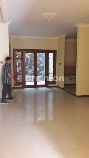 image RUMAH MEWAH 2 LANTAI DI KAWASAN PERUMAHAN SIDOARJO (2)