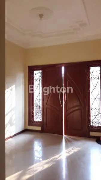 image RUMAH MEWAH 2 LANTAI DI KAWASAN PERUMAHAN SIDOARJO (5)