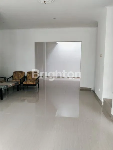 image LOKASI STRATEGIS RUMAH 2 LANTAI BARU SELESAI RENOVASI SIAP HUNI DI DALAM CLUSTER YANG NYAMAN DAN ASRI KOTA WISATA CIBUBUR, GUNUNG PUTRI, BOGOR  (2)