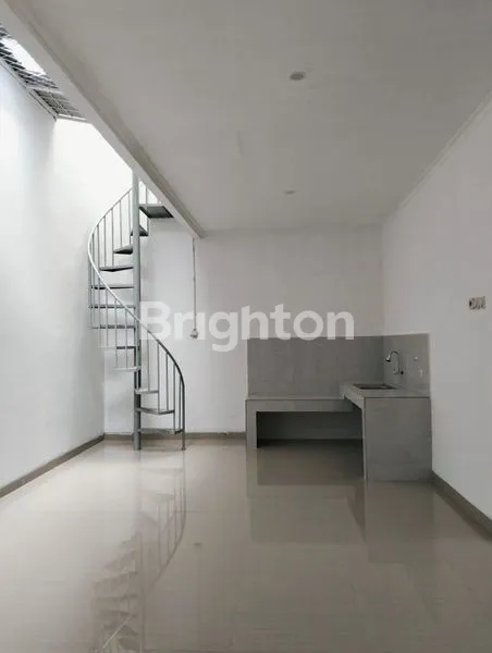 image LOKASI STRATEGIS RUMAH 2 LANTAI BARU SELESAI RENOVASI SIAP HUNI DI DALAM CLUSTER YANG NYAMAN DAN ASRI KOTA WISATA CIBUBUR, GUNUNG PUTRI, BOGOR  (5)