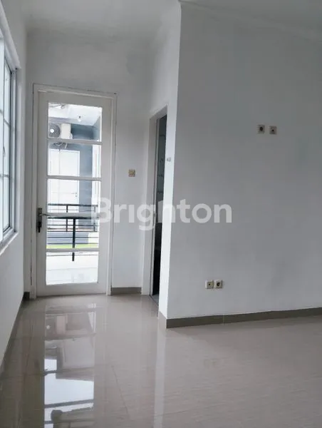 image LOKASI STRATEGIS RUMAH 2 LANTAI BARU SELESAI RENOVASI SIAP HUNI DI DALAM CLUSTER YANG NYAMAN DAN ASRI KOTA WISATA CIBUBUR, GUNUNG PUTRI, BOGOR  (6)