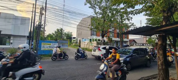 image *DISEWAKAN TANAH RAYA LIDAH KULON* _SEBERANG GREENLAKE CITRALAND_ COCOK UNTUK GUDANG, RESTO, CAFé, PARKIR TRUK DLL.  LOKASI TRAFFIC SANGAT TINGGI.  (3)