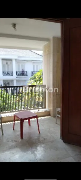 image RUMAH DENGAN ORNAMEN BATU ONIK DAN MARMER DI PAKUWON INDAH (6)