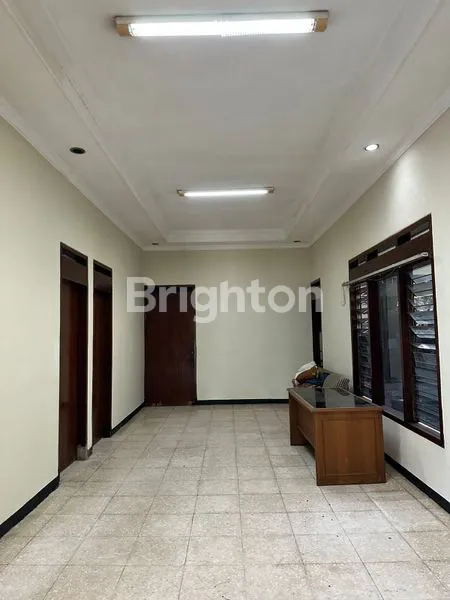 image DISEWAKAN RUMAH MASIH BISA HARGA NEGO STRATEGIS DEKAT DENGAN FASILITAS PUBLIK DI LINGKUNGAN YANG AMAN DAN NYAMAN! (3)