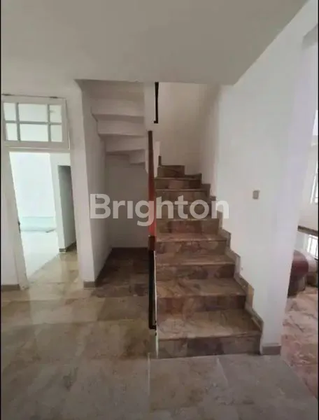 image RUMAH 2 LANTAI SEMI FURNISH DI PANTAI SANUR, JAKARTA UTARA (6)