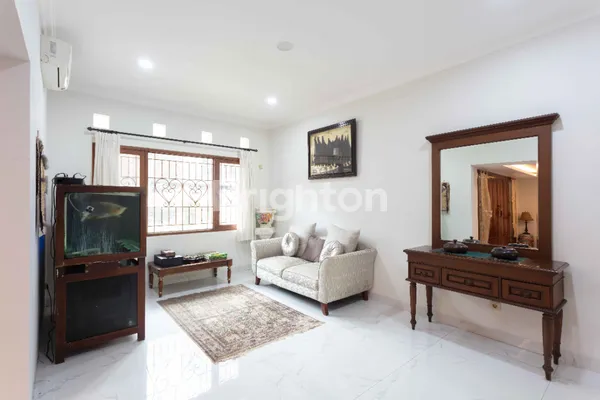image RUMAH MEGAH DI KEBAYORAN BARU, JAKARTA SELATAN. MUAT PARKIR 8 MOBIL. ADA KOLAM RENANG DAN TAMAN BELAKANG (4)