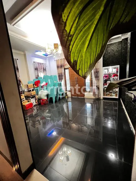 image RUMAH 3 LANTAI SIAP HUNI DEKAT DENGAN RUMAH SAKIT HERMINA (3)